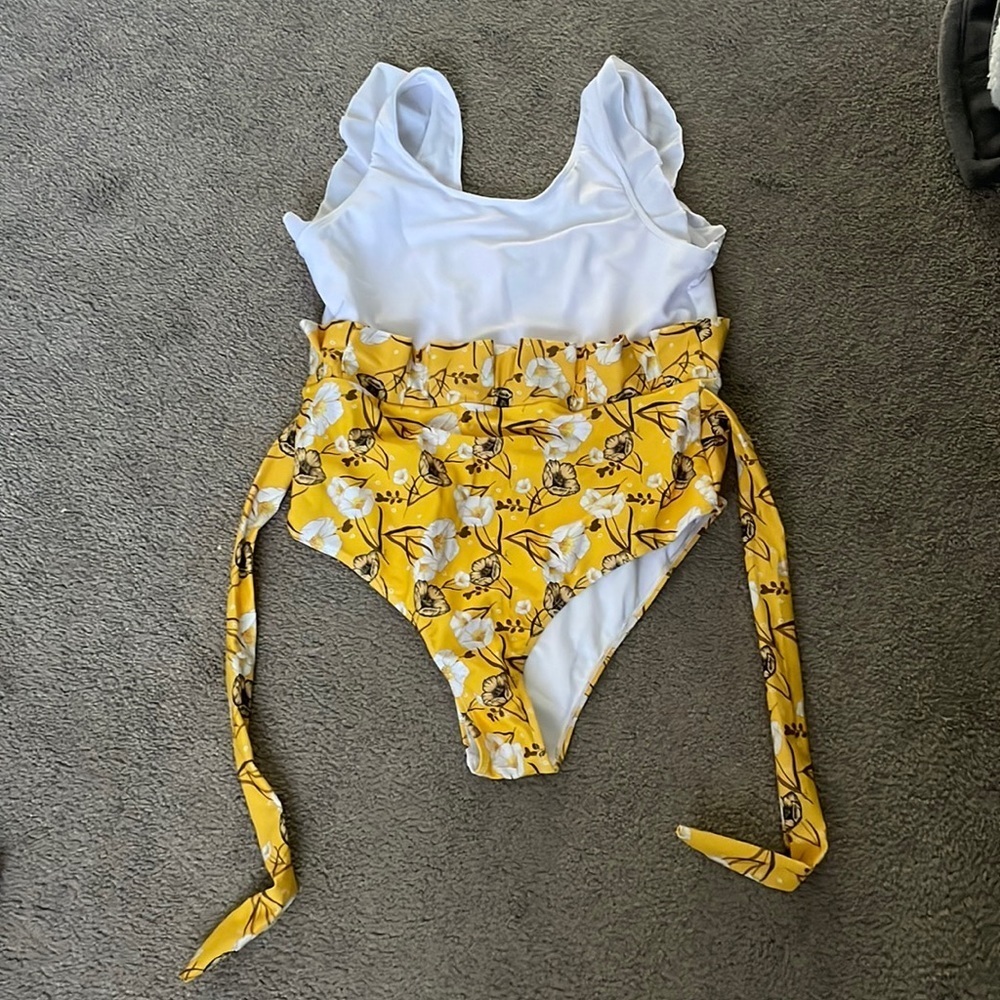 Nwot ruffled bathing suit
